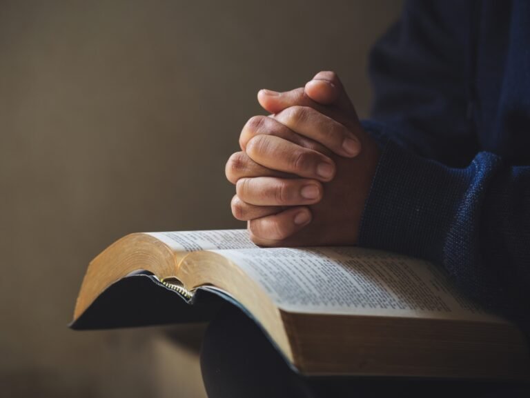 Biblia abierta iluminada con luz dorada que representa los fundamentos, doctrina e interpretación teológica del cristiano evangélico.